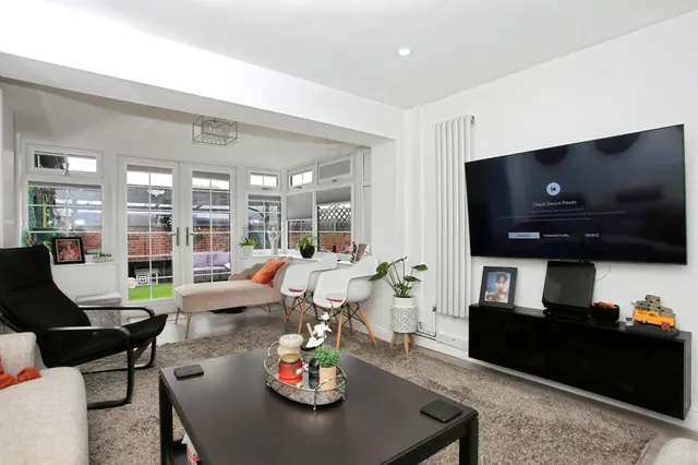 Lawson Avenue, Peterborough, PE2, photo 2