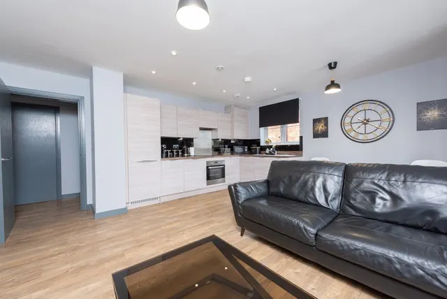 Hurst Avenue, Blackwater, GU17, photo 3
