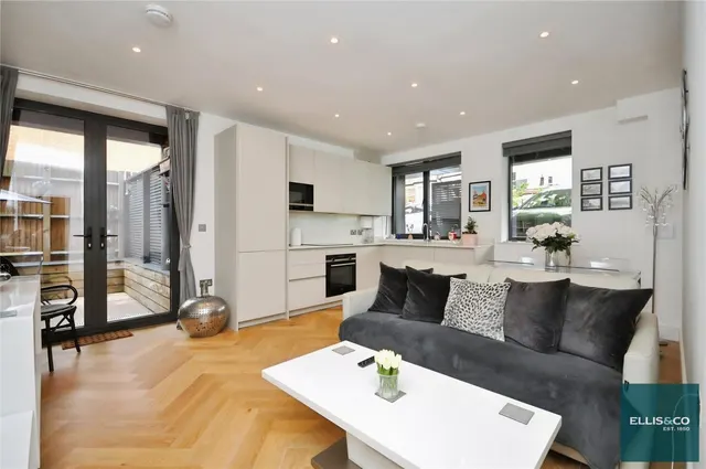 Woodside Lane, Woodside Park, N12, photo 1