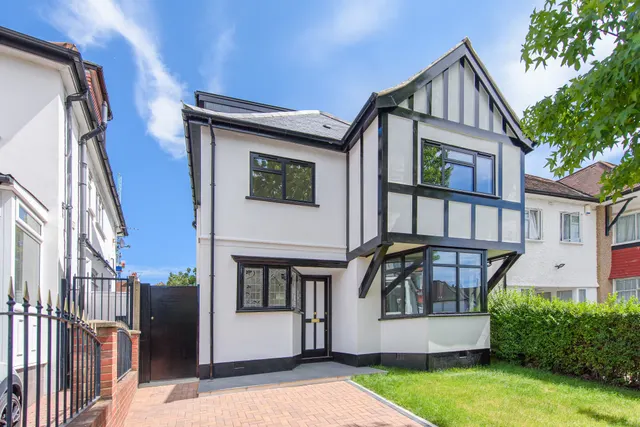 9 Alderton Crescent, London, photo 1