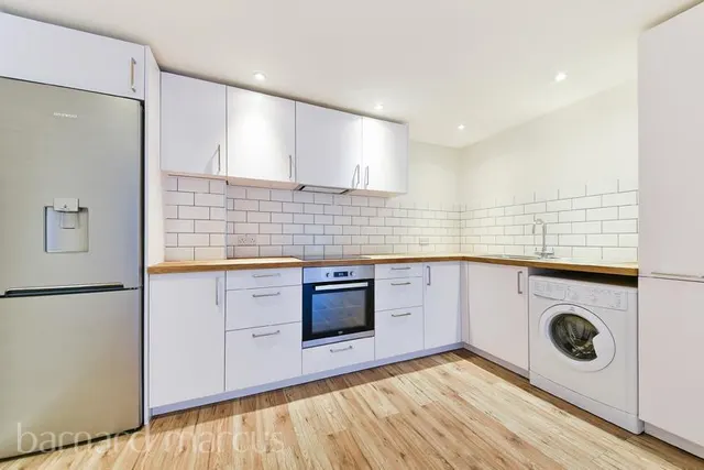 Burghley Hall Close, SW19, photo 2