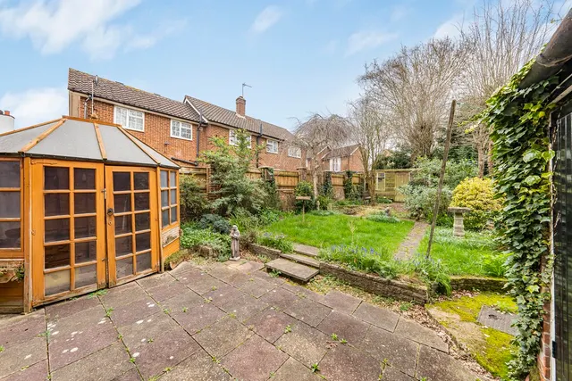 Photo 3 — High Road, Eastcote, HA5