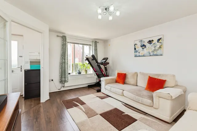 Photo 2 — Merton Close, Aylesbury, HP18