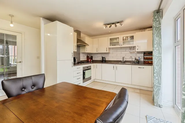 Photo 3 — Merton Close, Aylesbury, HP18