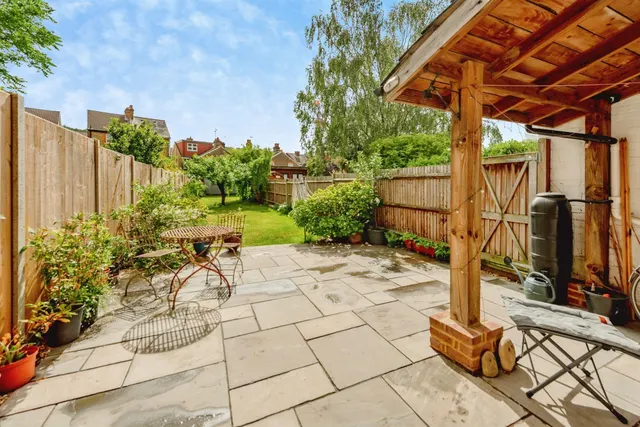 Earlsbrook Road, Redhill, photo 1