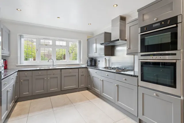 Davenham Avenue, Northwood, HA6, photo 2