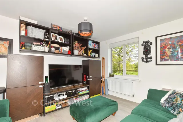 Cornwell Avenue, Forge Wood, RH10, photo 3