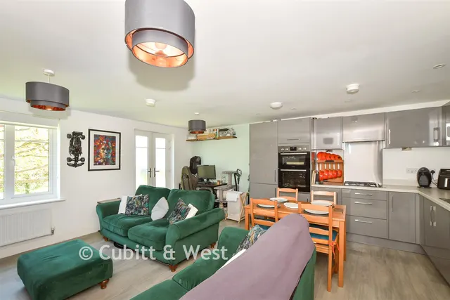Cornwell Avenue, Forge Wood, RH10, photo 2