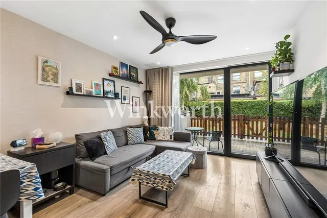 Canning Crescent, Wood Green, N22, photo 1