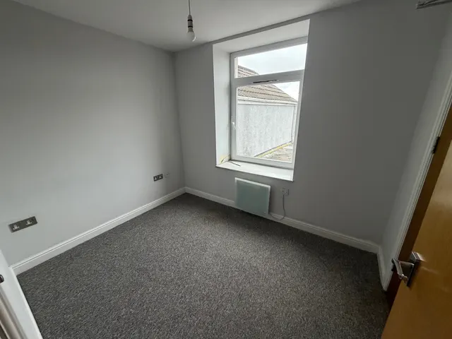 Neath Road, Swansea, SA6, photo 3