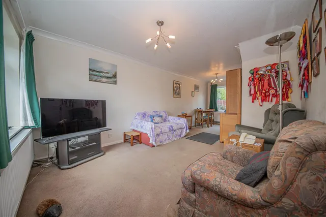 Photo 2 — Itchen Avenue, Bishopstoke, Eastleigh, SO50 8JW