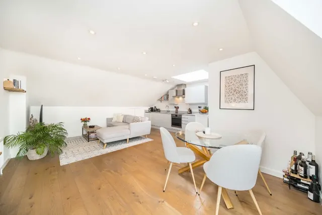 Garratt Lane, SW18, photo 2