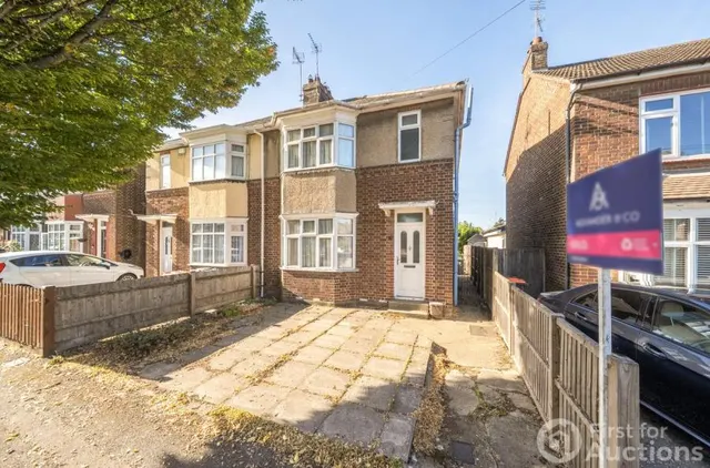 Douglas Crescent, Houghton Regis, LU5, photo 1
