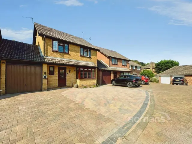 Squarefield Gardens, Hook, RG27, photo 1