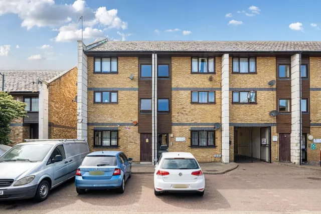 Manor Close, London, SE28, photo 1