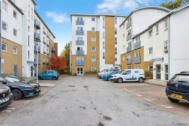Trafalgar Gardens, Crawley, RH10, photo 1