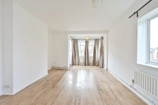 44 Moffat Court, Gap Road, London, photo 1