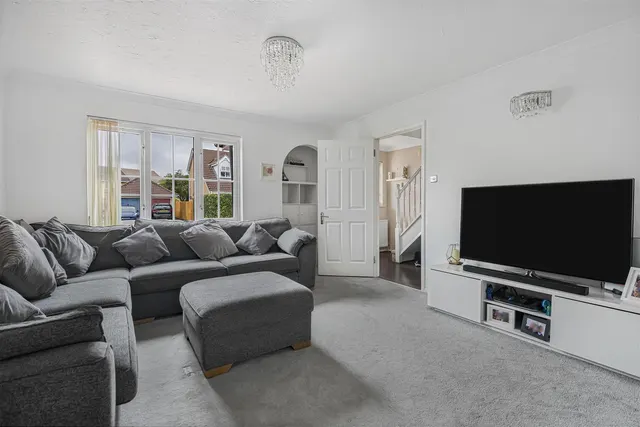 Eltham Avenue, Cippenham, photo 2
