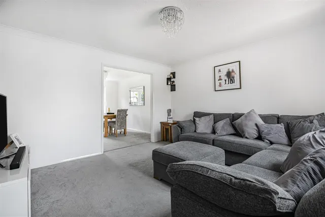 Eltham Avenue, Cippenham, photo 3