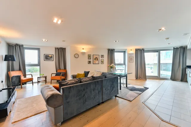 47 Vicentia Court, Bridges Court Road, London, photo 1