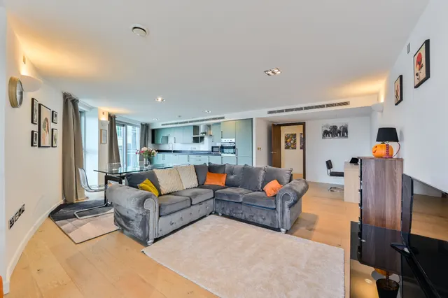 Photo 2 — 47 Vicentia Court, Bridges Court Road, London