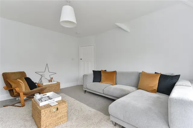 Eastbourne Road, London, W4, photo 2