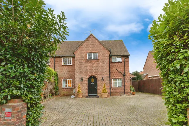 Shaftesbury Road, Woking, GU24, photo 1