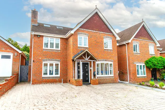 Kingsley Square, Fleet, GU51 1AH, photo 1