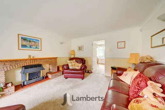 Photo 2 — 23 Lineholt Close, Redditch