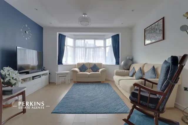 Costons Lane, Greenford, UB6, photo 1