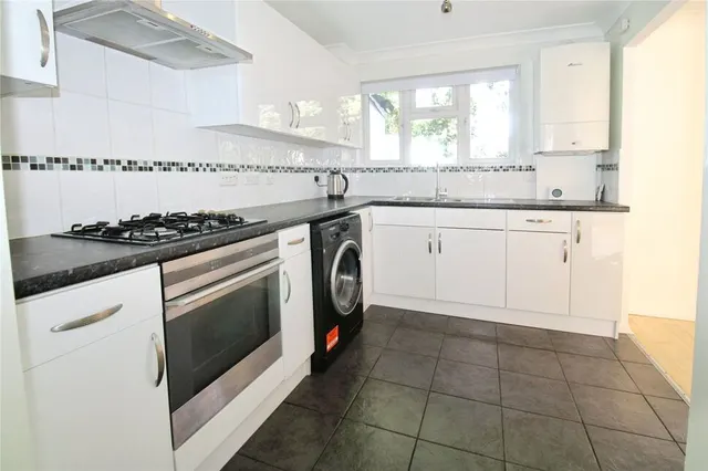 Macarthur Crescent, Southampton, SO18, photo 3