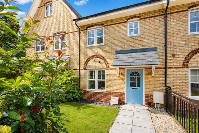 2 Forbury Close, Knaphill, Woking, photo 1