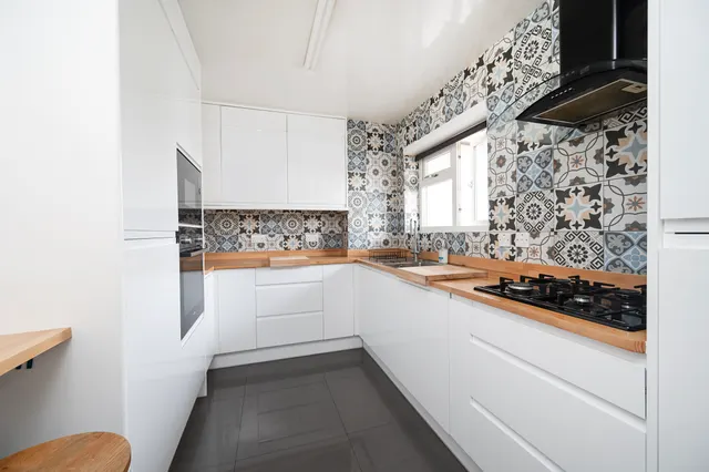 Photo 2 — 10 Thorne House, Roman Road, London