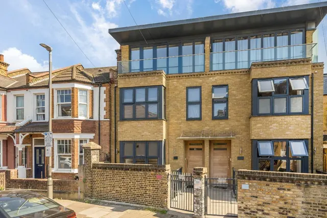 Freshford Street, SW18, photo 1