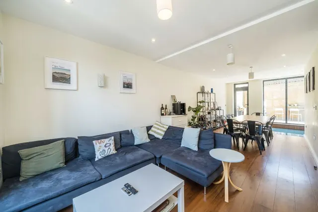 Freshford Street, SW18, photo 2