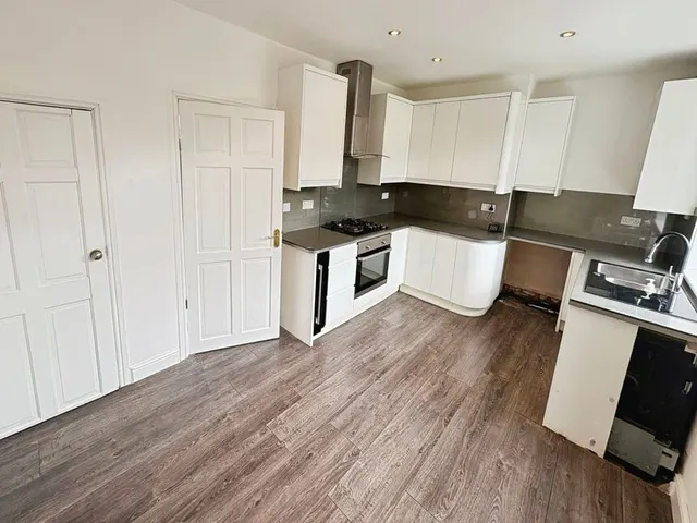 Photo 3 — Knowle Avenue, Moldgreen, Huddersfield, West Yorkshire, HD5