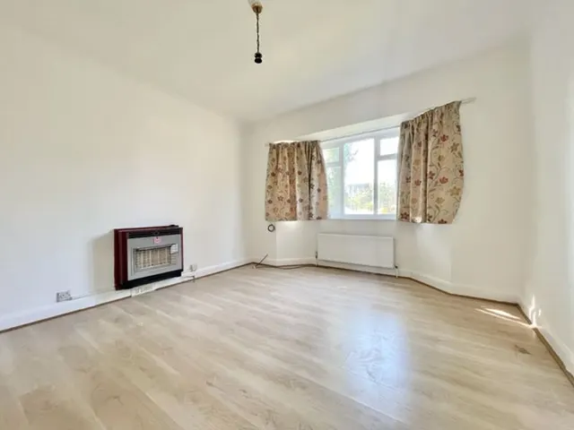 Beresford Gardens, Enfield EN1 1NL, photo 1