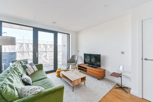 Flat 503, 14 Hawthorne Crescent, London, photo 1