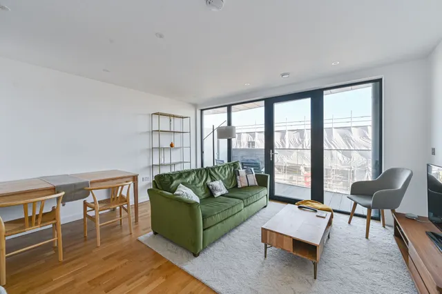 Photo 2 — Flat 503, 14 Hawthorne Crescent, London