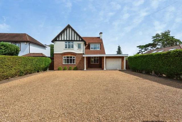 Staines Road, Laleham, TW18, photo 2