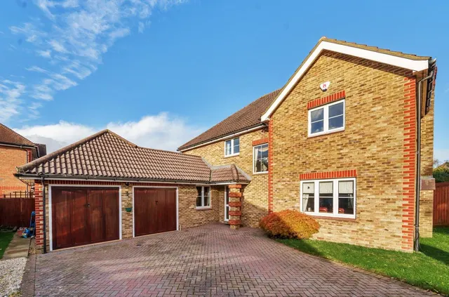 Arundel Avenue, Ewell, KT17 2RN, photo 1