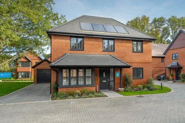 Bakeham Lane, Englefield Green, TW20, photo 1
