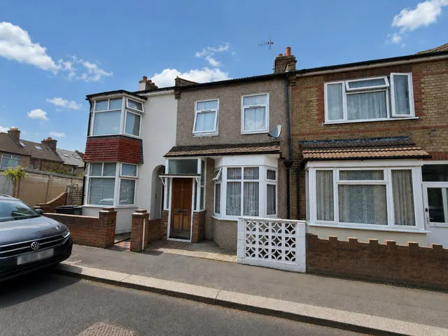 St Johns Road, Chingford, photo 1