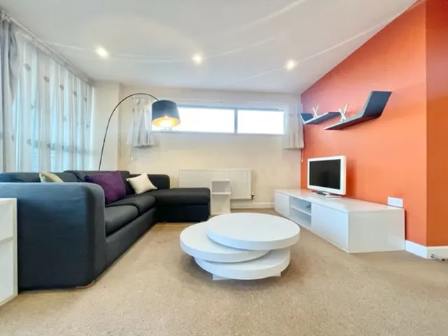 Photo 3 — Dragonfly Close, London E13 9BG