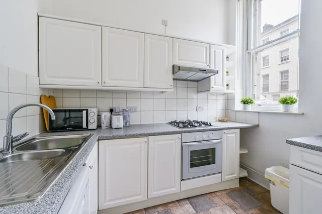 Photo 2 — Flat 3, 72 Gloucester Place, London