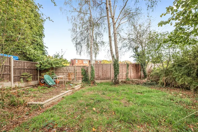 Hermitage Woods Crescent, St Johns, GU21, photo 2