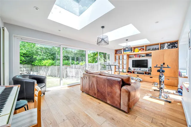 Portsmouth Road, Camberley, GU15, photo 3