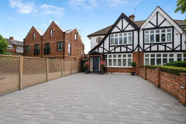 Bramley Road, London, N14, photo 1