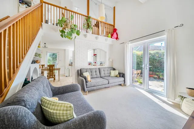 Photo 3 — Salisbury Close, Alton, GU34