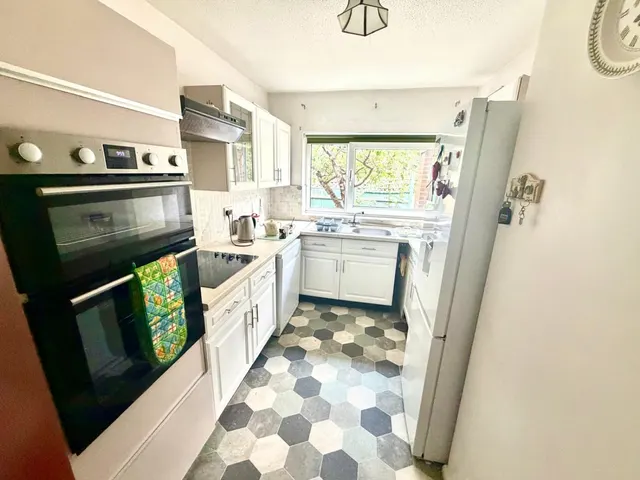 Brandon Thorpe Lea Road, Surrey Egham, TW20, photo 3